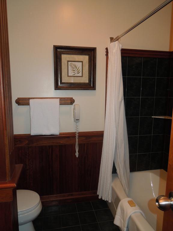 Oak Knoll- Queen Room with Two Queen Beds